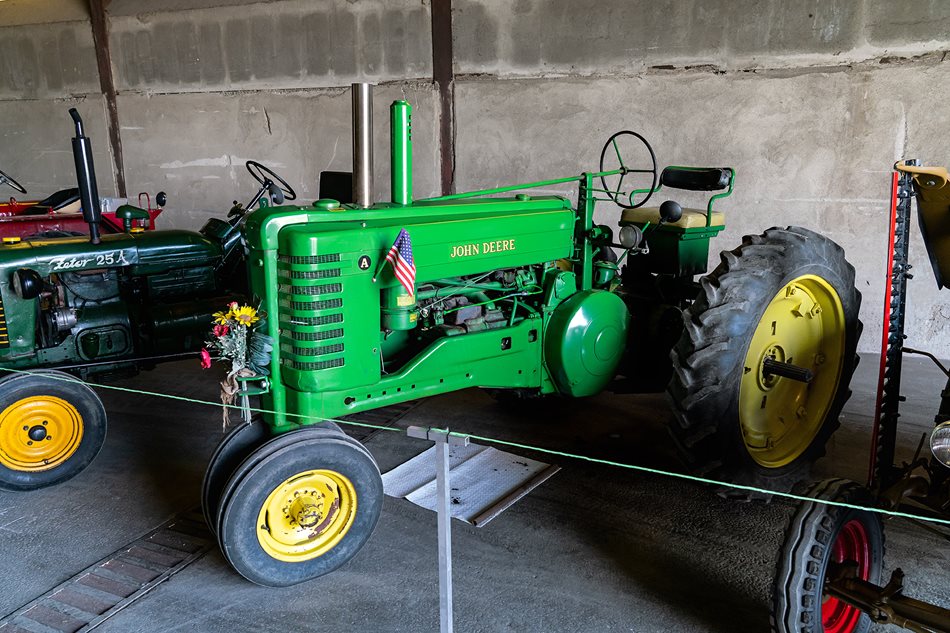 K vidění je celá řada traktorů John Deere, dokonce i starý model A, který je vystaven spolu s dalšími historickými stroji.