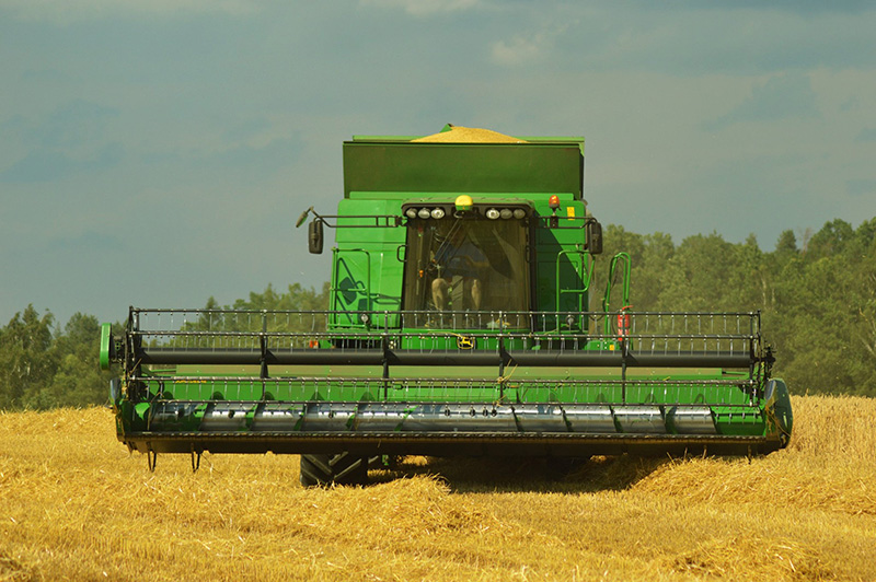 Dnesni-sklizen-ozim-jecmene-s-John-Deere-T660-u-Trhovych-Svinu.jpg