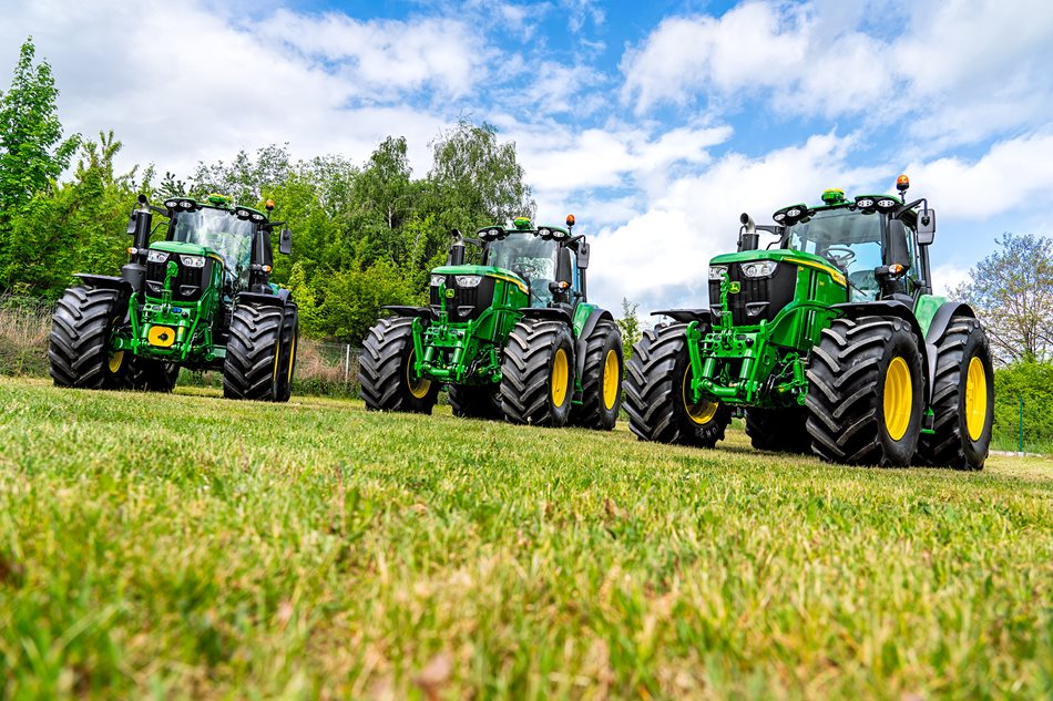John Deere 6M 250 nabízí maximální výkon až 281 koní s inteligentním navýšením výkonu IPM, díky čemuž si poradí jak s polními pracemi, tak s dopravou.