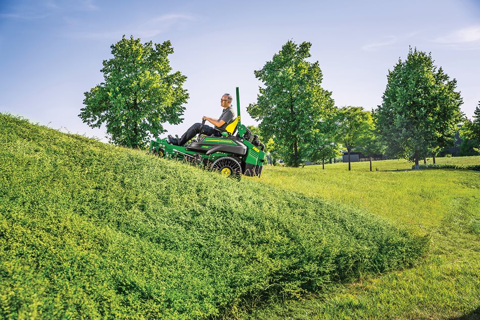 John_Deere_994R_I.jpg ZTraky vyčnívají mimo jiné i stabilitou ve svazích, danou nízkým těžištěm stroje. U modelu Z944R ji ještě umocňují obuté pneumatiky MICHELIN® X® TWEEL®.