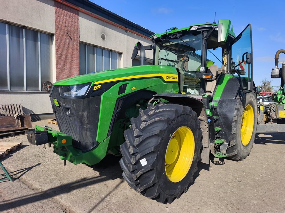 Prvních pneumatiky Nokian Soil King se systémem Intuitu™ 2.0 v České republice jsou obuty na traktor John Deere 8R 370