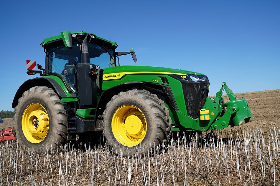 Traktor 8R 370 je vybavený převodovkou e23, která je plně řazená pod zatížením s jemným odstupňováním všech 23 stupňů vpřed a 11 vzad. Nabízí všechny výhody mechanické účinnosti, která je především při těžkých půdních pracích efektivnější, a komfortu automatického řazení.
