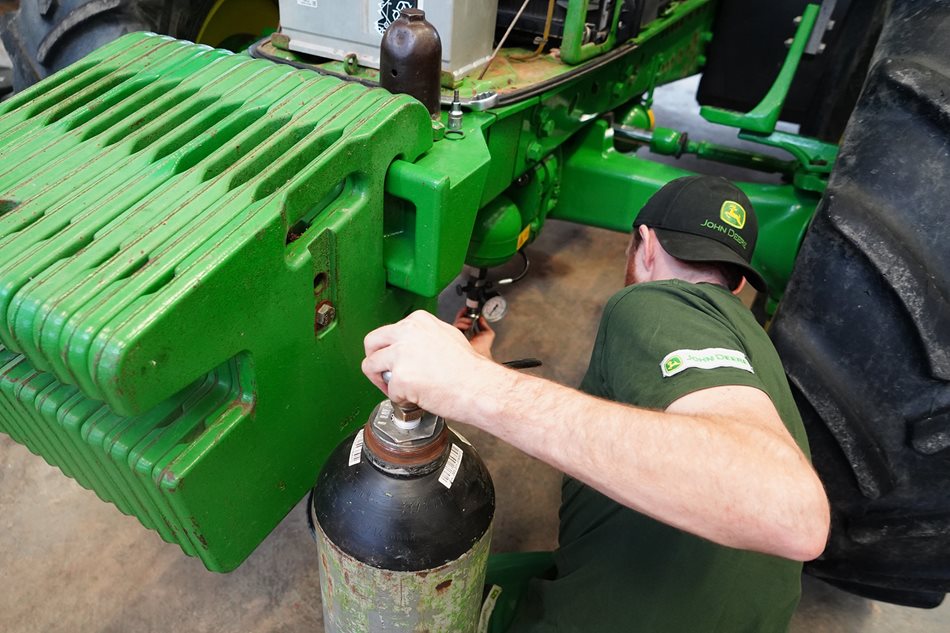 Na traktoru se zkontroluje celý rám, nápravy, odpružení a brzdy. Prohlídkou projdou i pneumatiky a kola včetně dotažení šroubů, hydraulická soustava a vývodový hřídel. Náš mechanik také změří stav náplně dusíkových akumulátorů.