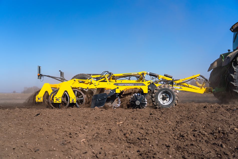 ​Diskový podmítač používá Ondřej Dlabal od loňského roku. Jedná se po dobrých zkušenostech s kypřičem Fenix o již druhý stroj BEDNAR na farmě