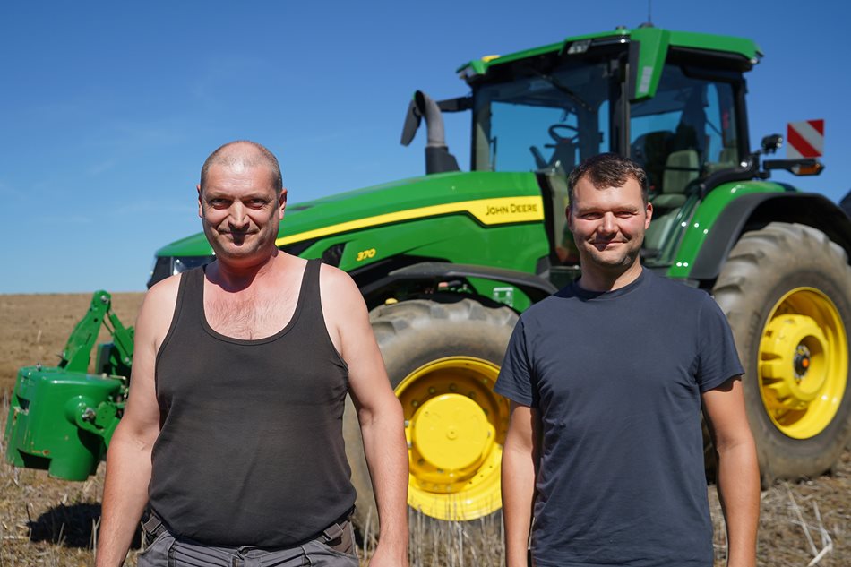 Obsluha traktoru John Deere 8R 370 Zbyněk Moule (vlevo) je spokojený s výkonem traktoru a chválí jeho bezproblémový provoz. Vpravo mechanizátor podniku Ing. Michal Eret.