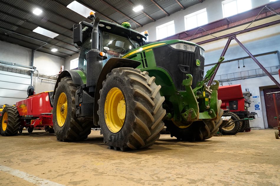 Balíčky v podniku využívají na traktorech, které jsou pro sezónu nejstěžejnější – John Deere 8R 370, 7250R a 6215 R.
