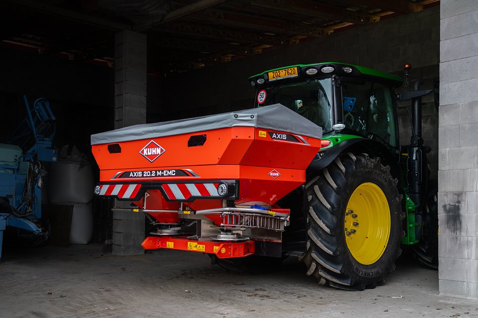 Bednar-Swifterdisc-XO4500F-Dlabal-Cehovice-2025-DSC07158.jpg Novým strojem na farmě Dlabalových je také rozmetadlo průmyslových hnojiv Kuhn Axis s možností sekční kontroly a variabilního hnojení.