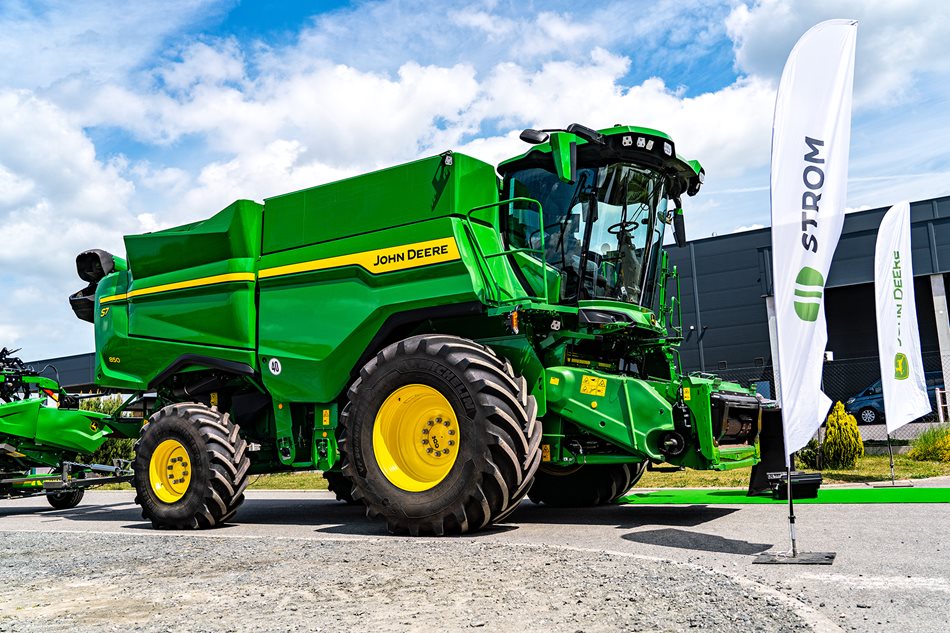 Vojtěch Slavík, zástupce společnosti Rotez s.r.o., převzal novou sklízecí mlátičku John Deere S7 850, která v podniku nahradila dvojici vytřásadlových sklízecích mlátiček.