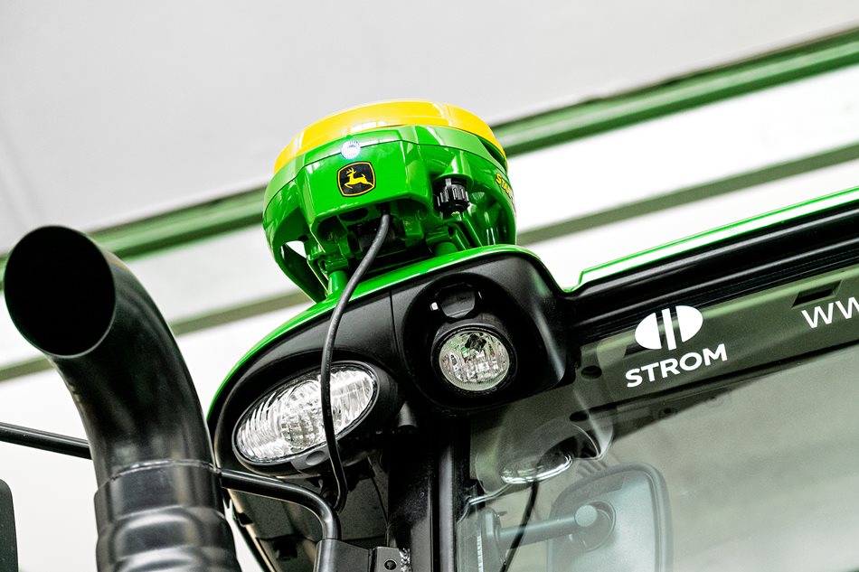 ​Nový traktor je vybaven také kompletní navigací včetně telematické jednotky JDLink
