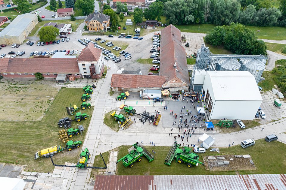 Ve čtvrtek 15. června jsme byli oficiálním partnerem mimořádně vydařeného polního dne na Farmě Chmel.