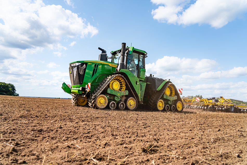 Nový traktor poprvé v akci – při přípravě půdy před setím řepky