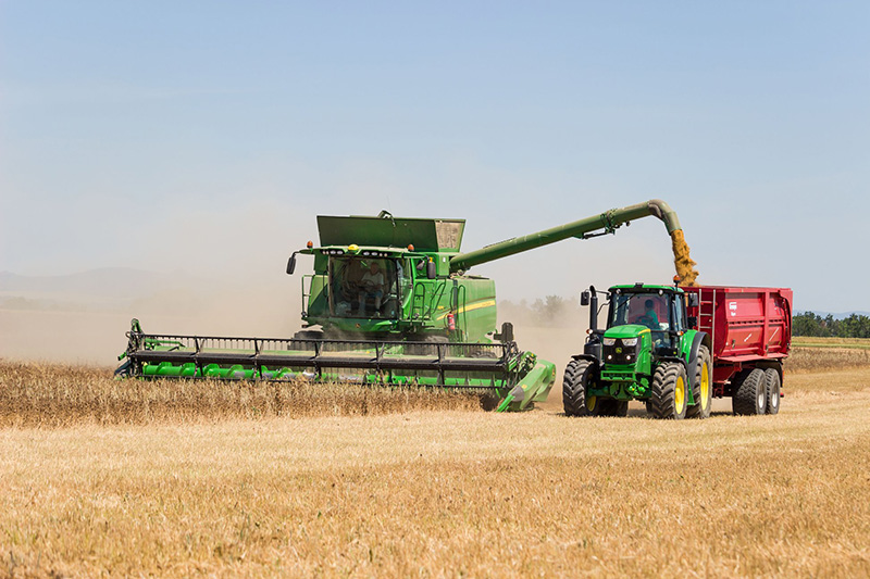 Sklizne-inkarnatu-v-podniku-Agroteam-Cernochov.jpg