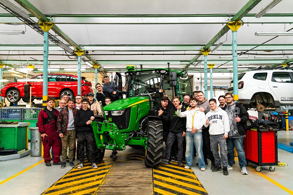 Předání nového traktoru John Deere 5105M žákům Středního odborného učiliště Hubálov