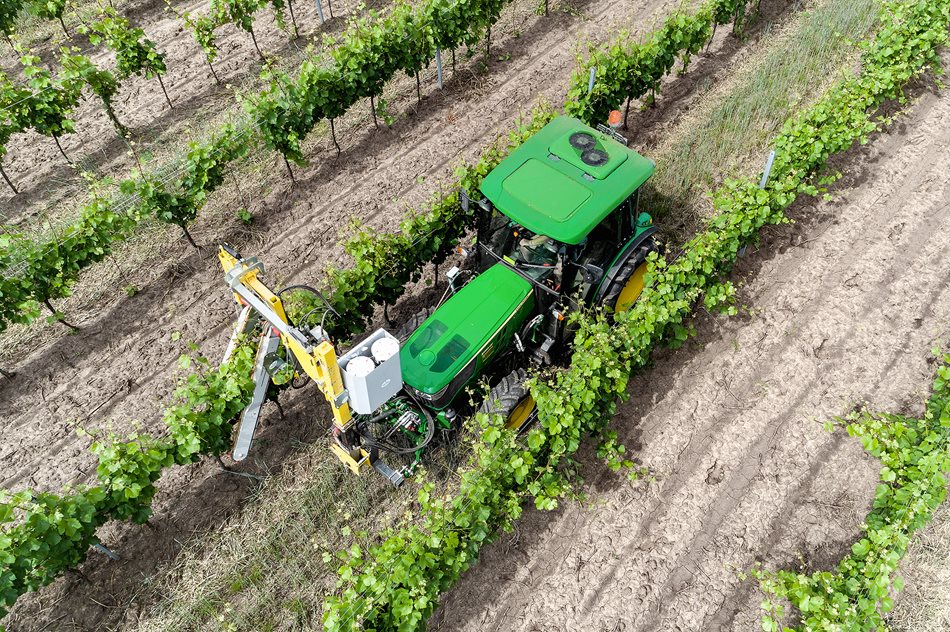 John-Deere-5085GF-Kosik-DJI_0035.jpg