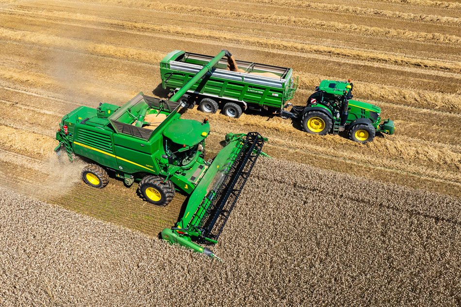​Návěs je používán v soupravě s traktorem John Deere 7270R nebo 6250R