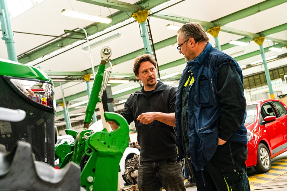 John Deere 5105M dodalo středisko STROM v Kostomlatech nad Labem. Součástí předání bylo i zaškolení obsluh.