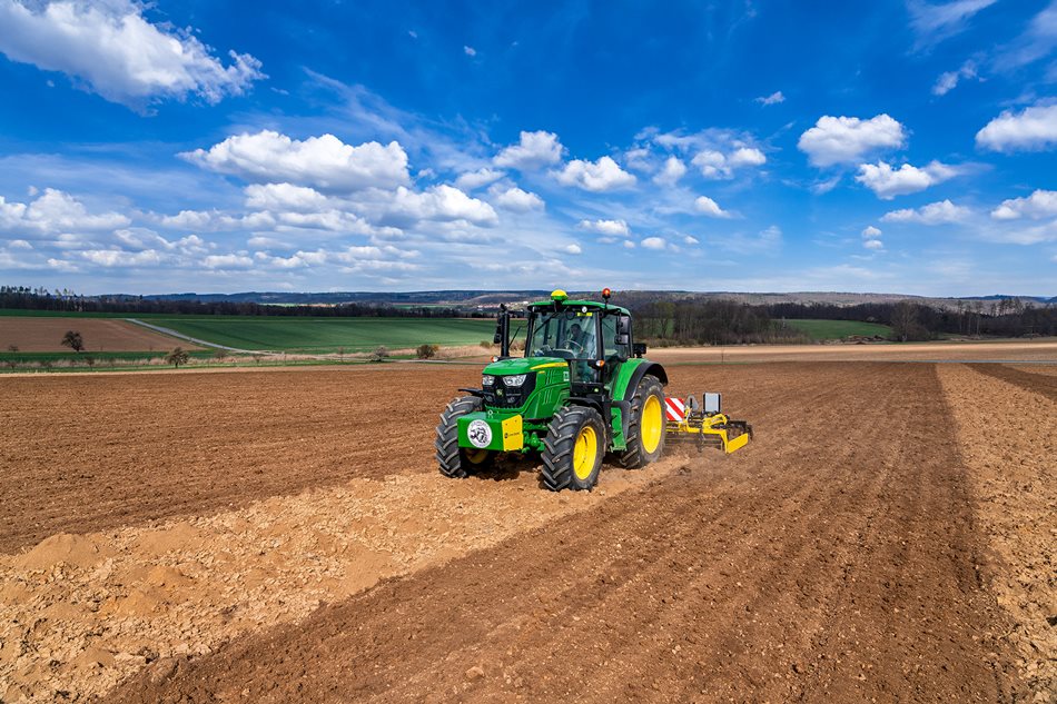 ​John Deere 6120M je vybaven přijímačem John Deere StarFire 6000 a displejem GreenStar 4 4240