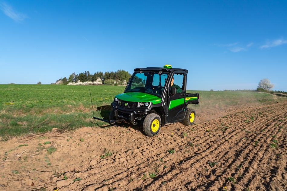 Užitkové vozidlo John Deere Gator XUV865M vybavené AMS komponenty pro přesný záznam hranic pozemků