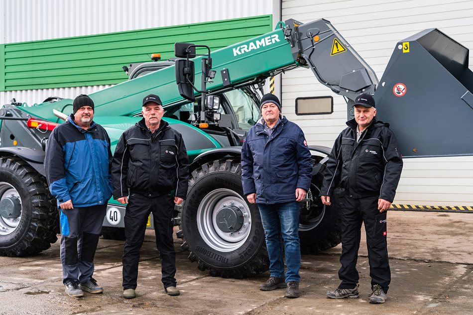 Předání druhého manipulátoru Kramer KT559 proběhlo v závěru loňského roku (na fotografii: Vladimír Bulánek – mechanizátor, Jiří Piskač – agronom, Jiří Trtík – obsluha a Petr Pavlas - obsluha)