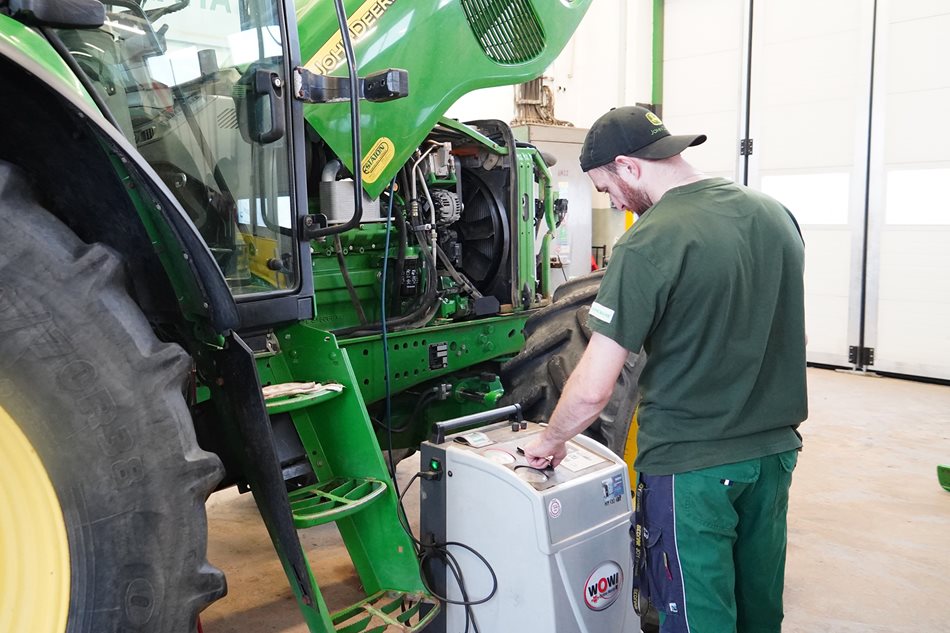 O správnou funkci klimatizace se postará náš automatický stroj, který odsaje chladivo a nečistoty, zkontroluje těsnost soustavy a doplní chladivo.