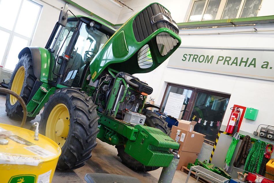 Traktor John Deere 6620 z roku 2006 na posezónní prohlídce Expert Check na našem středisku v Domaníně. Na sezónu je plně připravený.