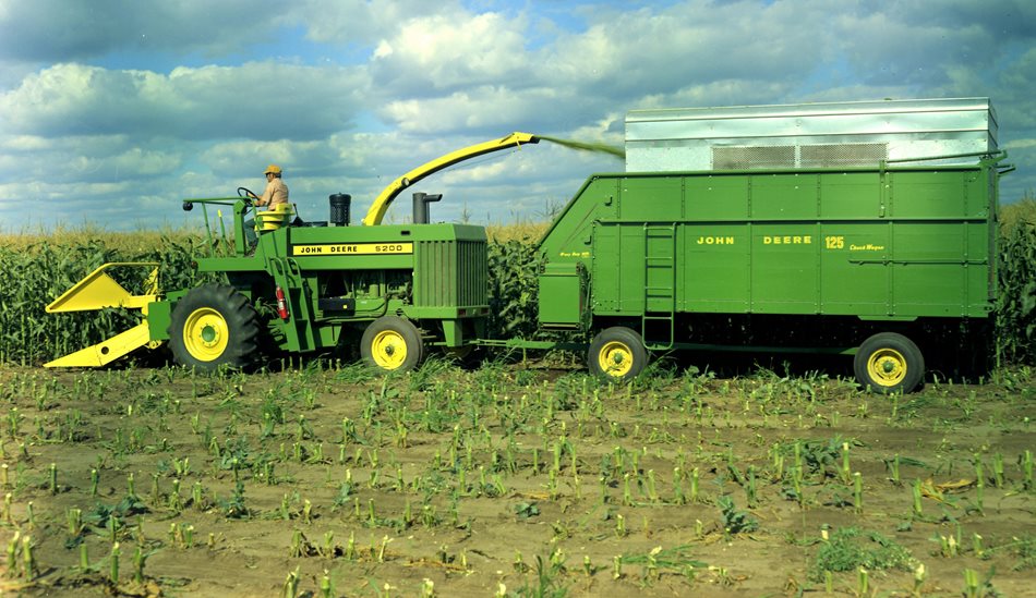 02-John-Deere-5200-bez-kabiny.jpg