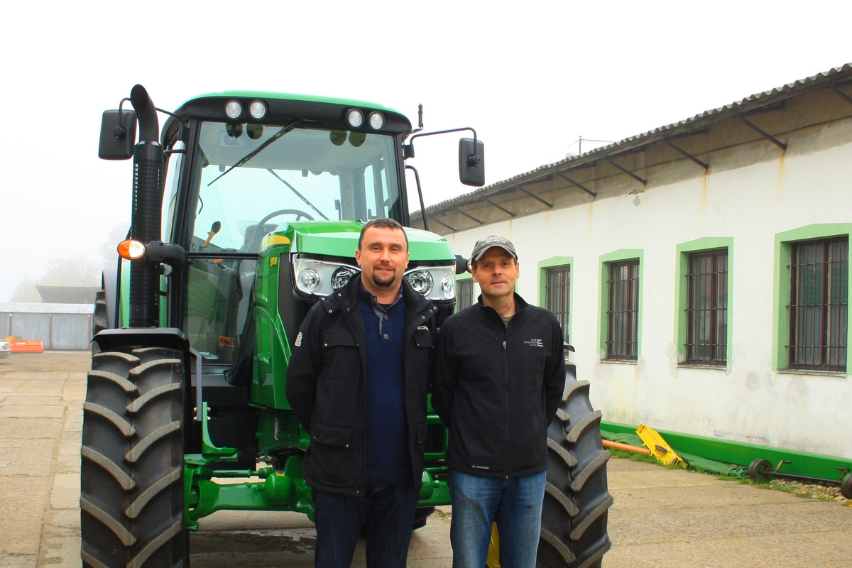 Psal se rok 2014 a Milan Kasal, ředitel ZOS Kačina (vpravo) přebíral na středisku v Habrech první traktor John Deere