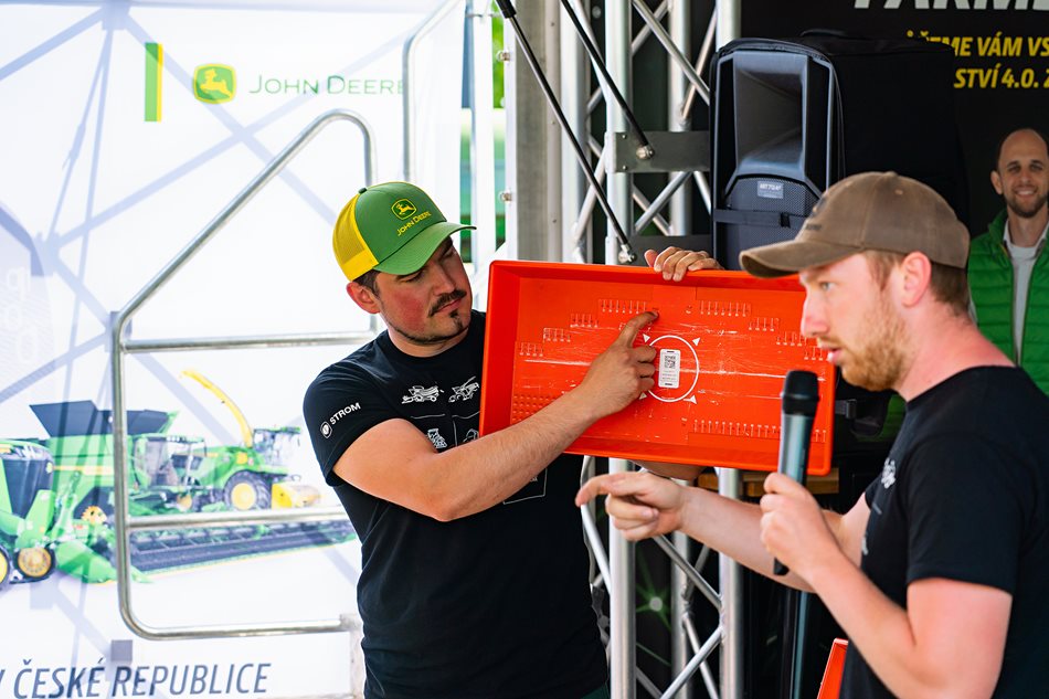 Po obědě následovala chvíle teorie. Optimalizátoři sklizňových strojů prezentovali měření ztrát, měření kvality zrna, zjišťování CSPS a také to, jak kontrolovat délku řezanky.