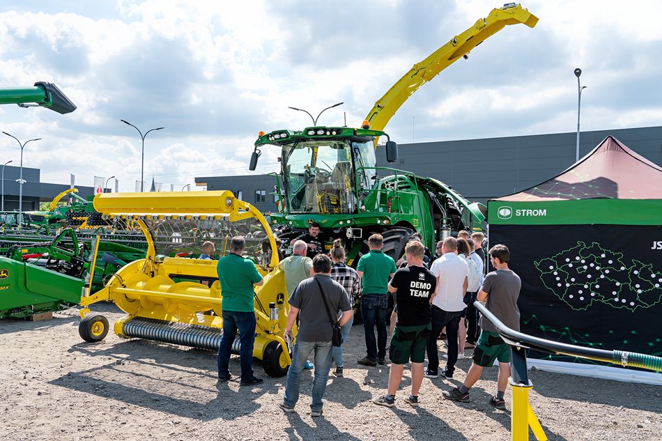 ...a řezačku 9500 s novým 18l motorem John Deere.