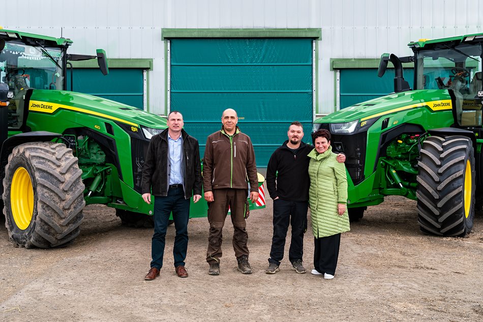 Nový traktor 8R 410 si převzali zástupci ZOD Starosedlský Hrádek v březnu letošního roku, zleva Ing. Josef Žid Ph.D. (předseda), Martin Mezsároš (obsluha prvního traktoru 8R 410)​, Jiří Synek (obsluha nového traktoru) a Jaroslava Židová (člen představenstva)