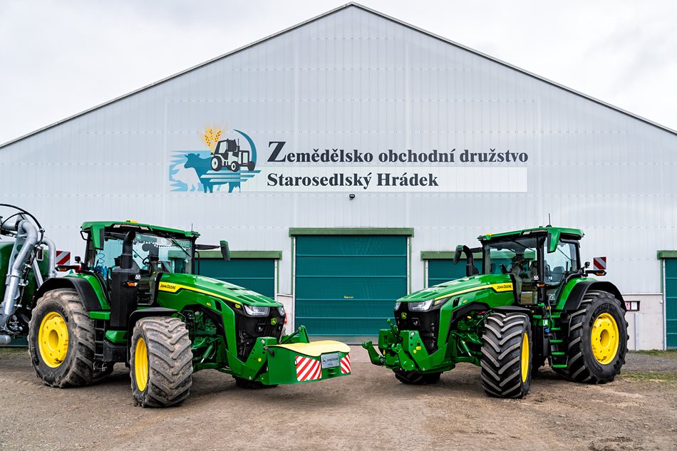 Dvojice traktorů 8R 410 v ZOD Starosedlský Hrádek