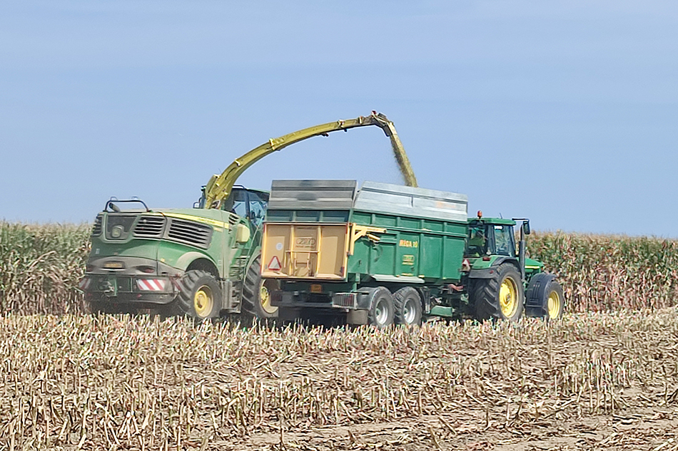Obr. 1a: Sklízecí řezačka vybavená senzorem HarvestLab 3000 (vlevo, foto Brant)