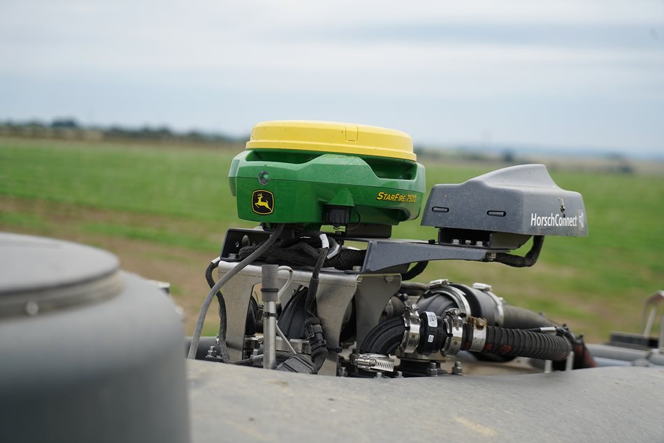 Přijímač StarFire 7500 se signálem SF-RTK dosahuje přesnosti ± 2,5 cm mezi přejezdy a nabízí dlouhodobou opakovatelnost