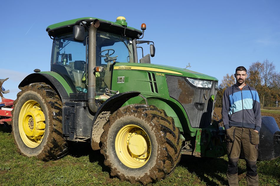 Václav Slavík, řidič traktoru John Deere 7215R ze společnosti Agrochov Kasejovice, odbavuje upozornění Expert Alerts okamžitě