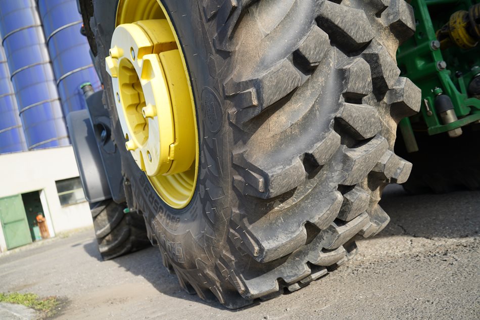 Nokian-Ground-King.JPG Charakteristickým rysem pneumatik Ground King je hybridní desén kombinující šípy (standardní zemědělské pneumatiky) a bloky (silniční pneumatiky).