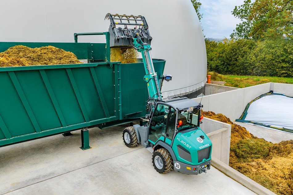 Kramer-KL-20-5-T-01.jpg Kompaktní rozměry. Široké možnosti využití.: Kramer KL20.5T s teleskopickým ramenem zvládne každodenní manipulaci s krmivem, podestýlkou i balíky.