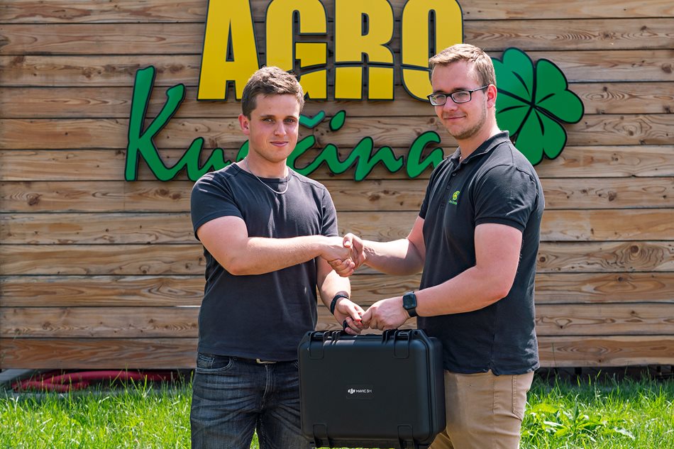 DJI-Mavic-3M-Druzstvo-Agro-Kuncina-2023-DSC07182.jpg Od loňského roku využívají dron DJI Mavic 3M ve společnosti Agro Kunčina. Na fotografii Ing. Vladimír Tyller, agronom a Bc. Rudolf Malina, konzultant pro precizní zemědělství