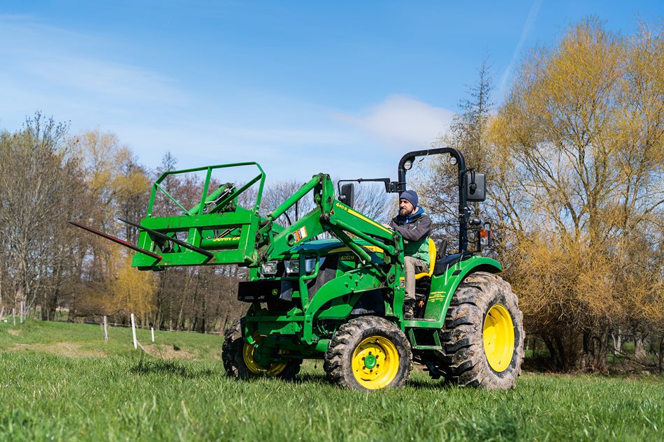 Na svém statku vsází na stroje John Deere, Kuhn, Bednar a Pronar, které jsme mu dodali prostřednictvím střediska Němčice nad Hanou