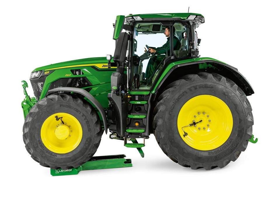 John-Deere-6R-MY2027-04.jpg Pro modely 6R 230 a 6R 260 je k dispozici systém EZ Ballast umožňující přidat až 1 700 kg závaží stisknutím tlačítka.