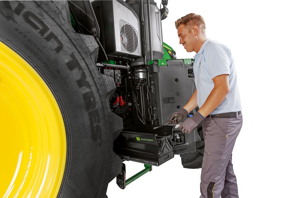 John-Deere-6R-MY2027-06.jpg Výsuvný, proti prachu chráněný box na nářadí udržuje potřebné vybavení přehledně uložené.