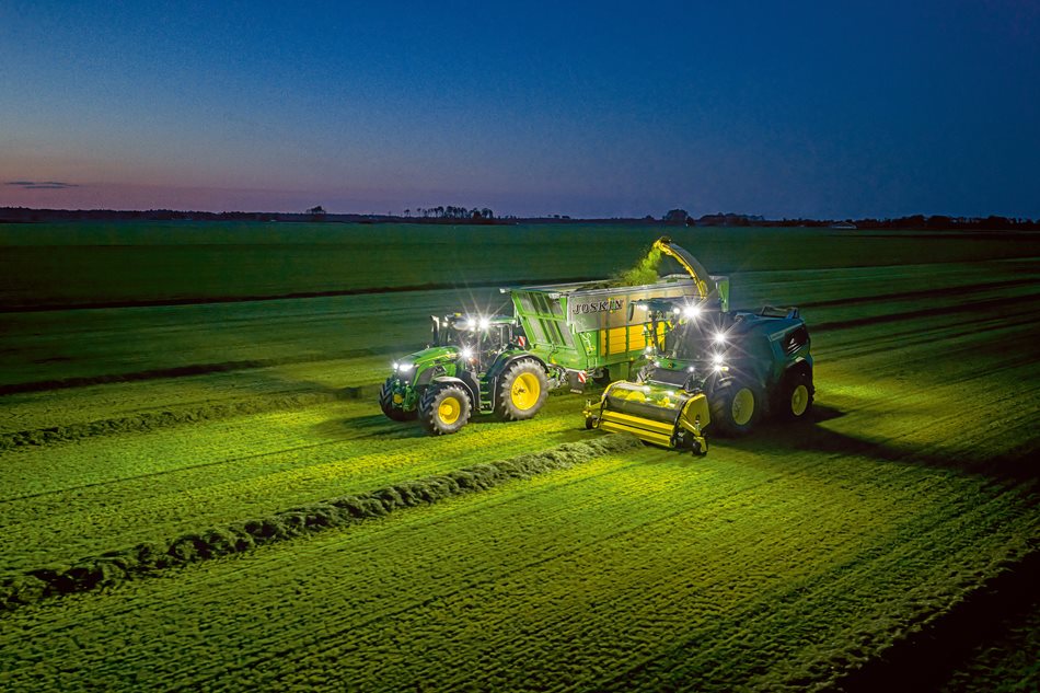 John-Deere-6R-MY2027-07.jpg Správa strojů a flotily v reálném čase zlepšuje přehled o využití, stavu a logistice techniky. Work Plan Sharing zjednodušuje přípravu práce a omezuje chyby. Volitelná funkce Machine Sync umožňuje efektivní spolupráci strojů při sklizňové logistice.
