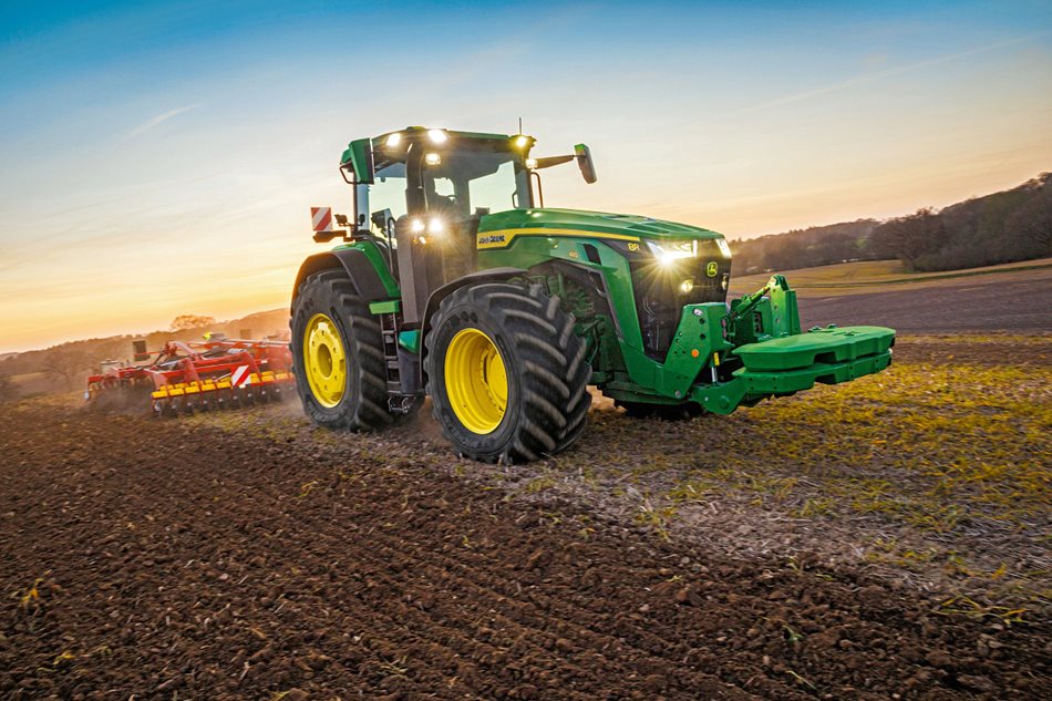 John Deere představuje modernizované traktory řad 8R, 8RT a 8RX ve výkonovém rozsahu 280–410 k