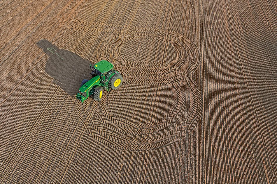 John Deere představuje modernizované traktory řad 8R, 8RT a 8RX ve výkonovém rozsahu 280–410 k