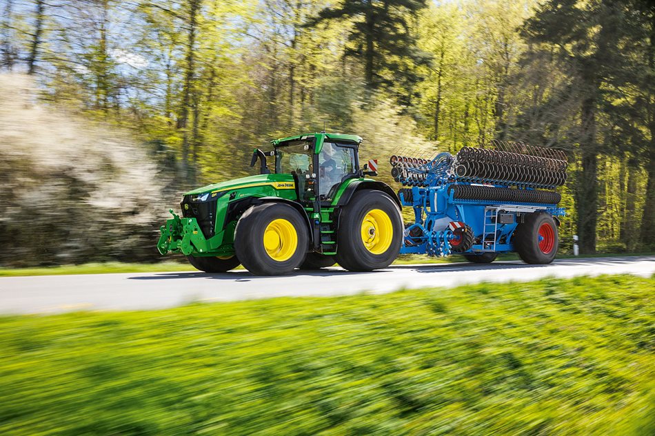 r2g099864_LSC.jpg John Deere představuje modernizované traktory řad 8R, 8RT a 8RX ve výkonovém rozsahu 280–410 k