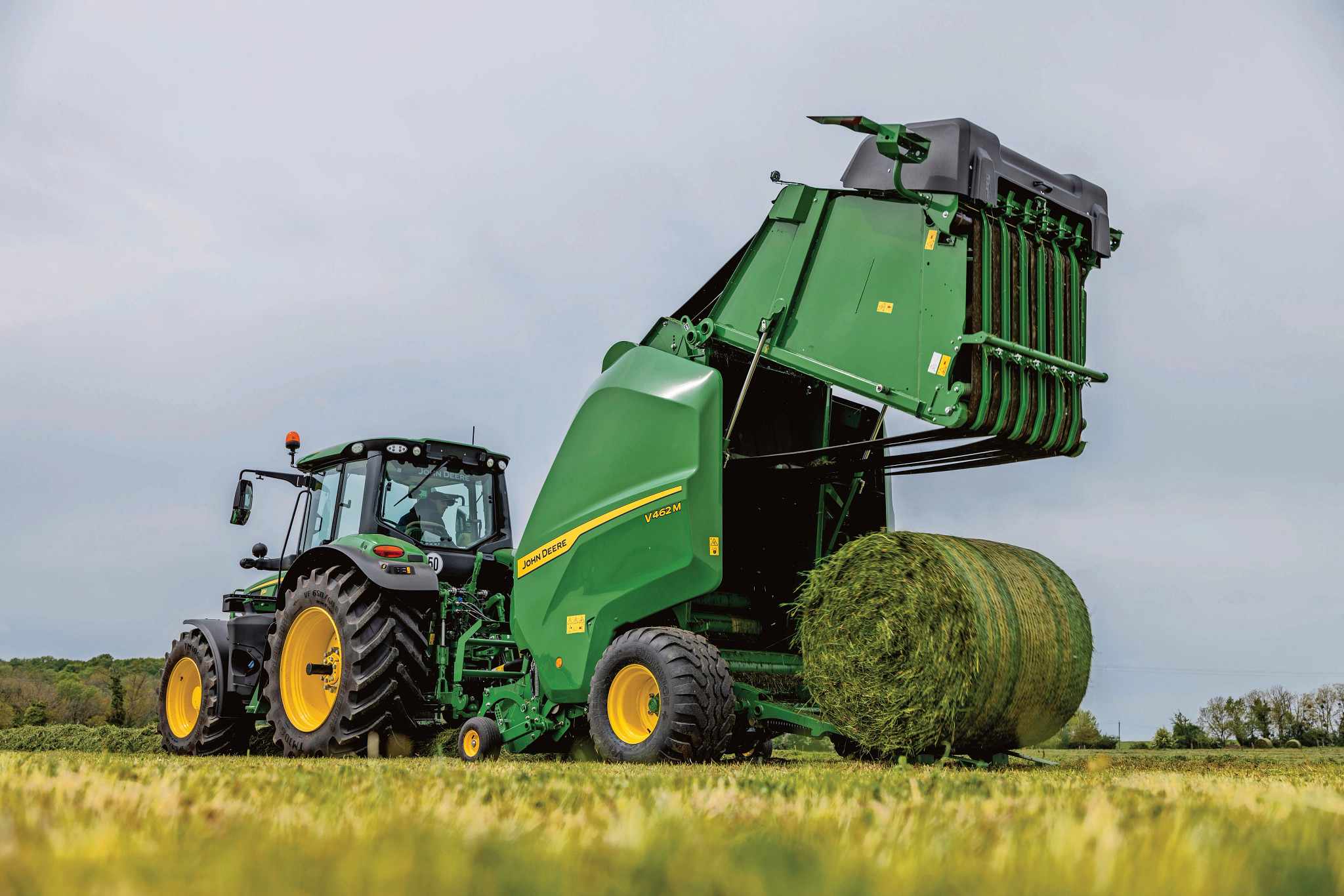 John_Deere_V462M_grass.jpeg Nová generace lisů V452M a V462M kombinuje vyšší produktivitu, pohodlí obsluhy a inteligentní automatizaci pro efektivní lisování i v náročných podmínkách