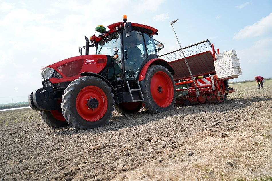 Traktor Zetor PROXIMA HS 120 vybavený navigační sadou John Deere, známou pod názvem Precision AG Essential Package.