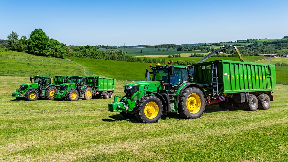 Trojice souprav složených z traktorů John Deere řady 6R a návěsů Pronar T902