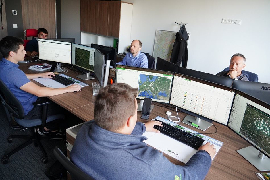 Pokud systém zaznamená nestandardní stav nebo vznikající problém, odešle upozornění zákazníkovi i našemu servisnímu týmu