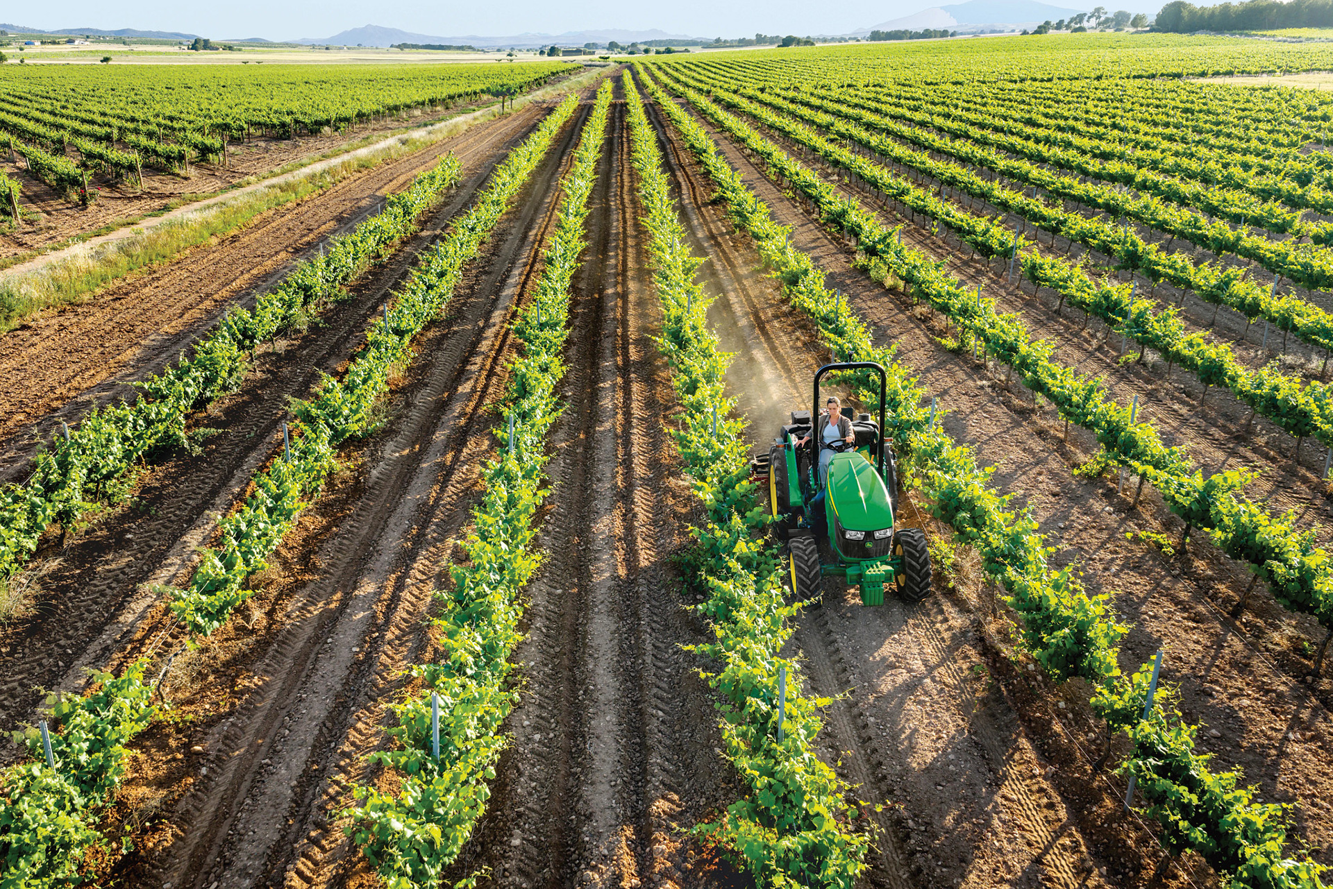 Řada 5EN je připravena na precizní zemědělství díky JDLinku, G5 displeji a možnosti navádění už od rychlosti 0,5 km/h.