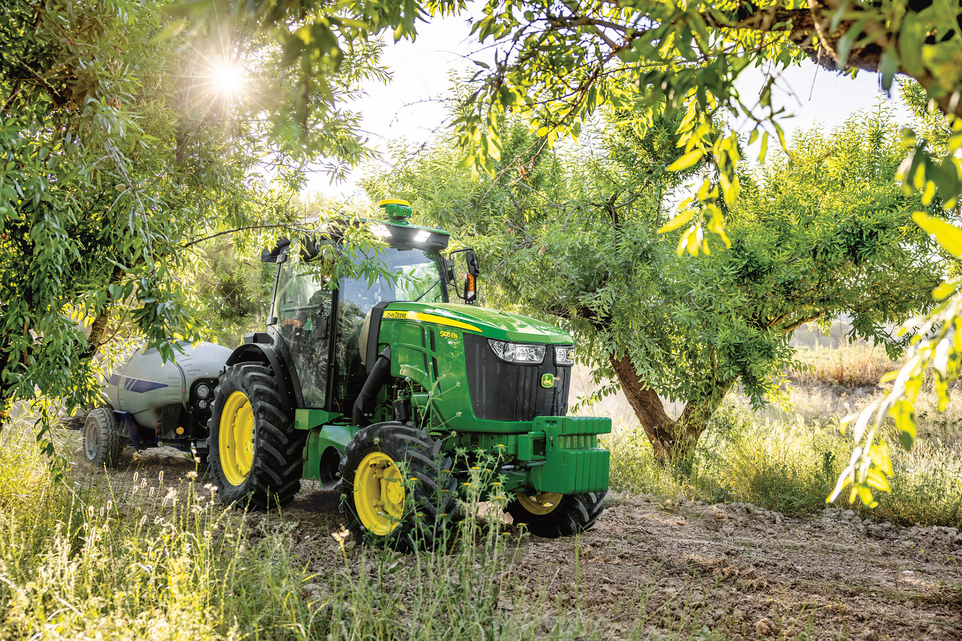 Nová řada 5EN je navržena pro práci v sadech a vinicích, kde nabízí vysokou obratnost i výkon.